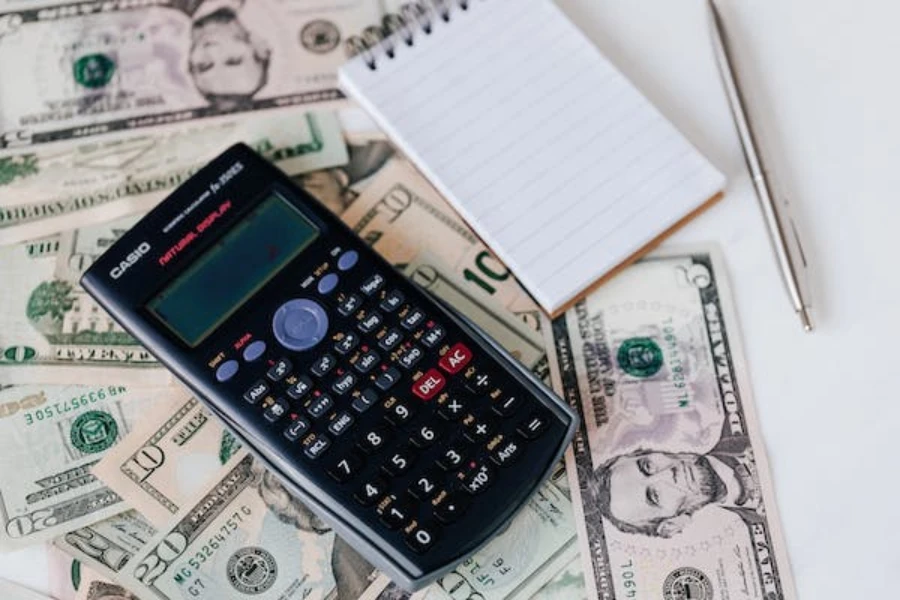 Une calculatrice, un bloc-notes, un stylo et de l'argent