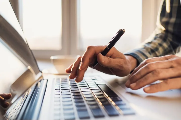 un hombre haciendo negocios escribiendo