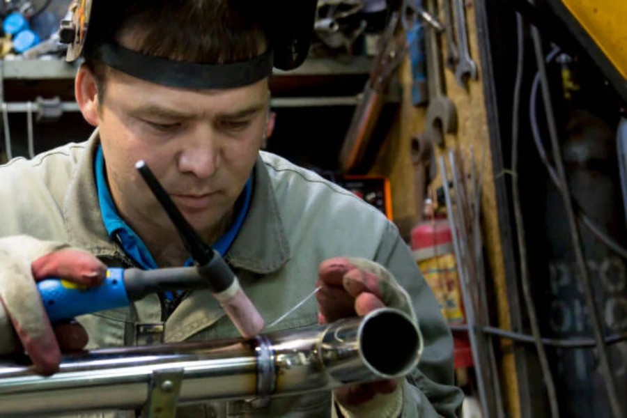 Um homem usando uma máquina de solda TIG