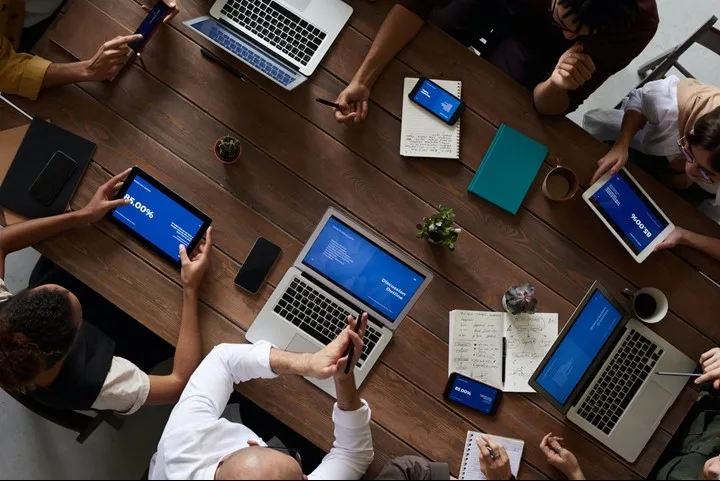 uma equipe monitorando os sistemas