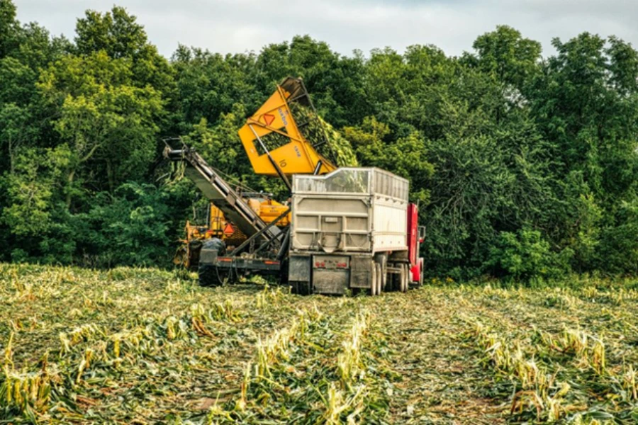 Un tractor con maíz en un campo.