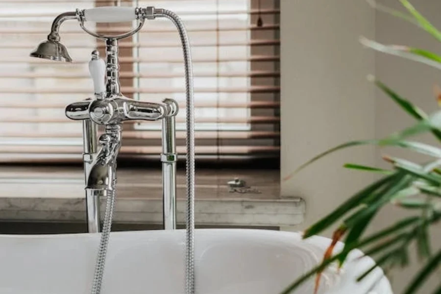 une baignoire blanche avec un robinet au sol