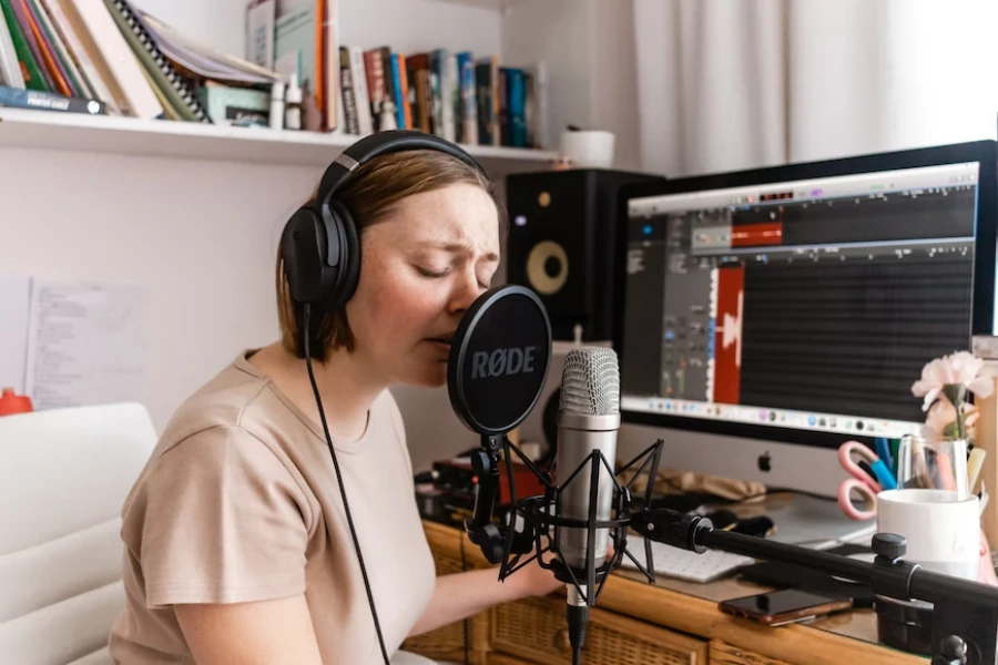 Une femme enregistrant sur un microphone