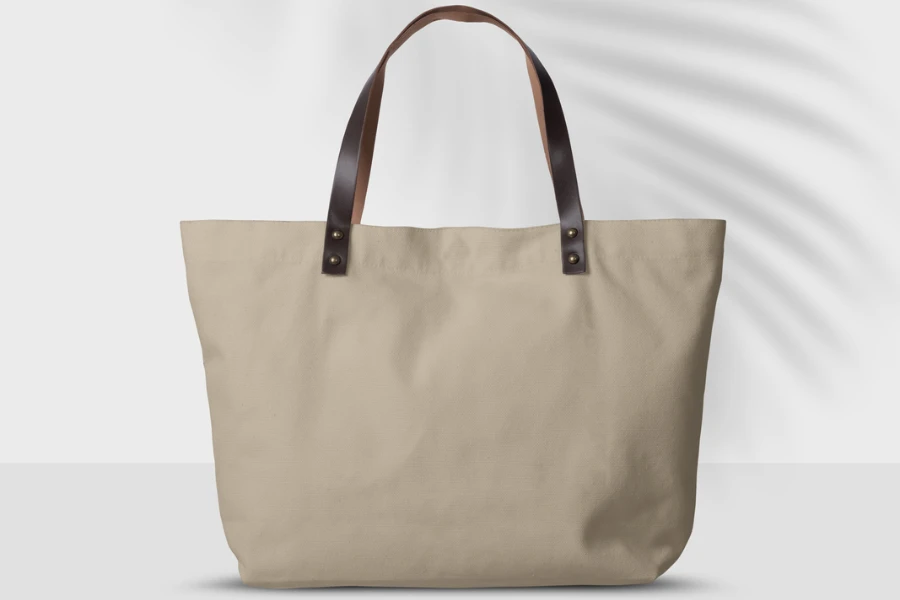 Sac fourre-tout en toile sur fond blanc