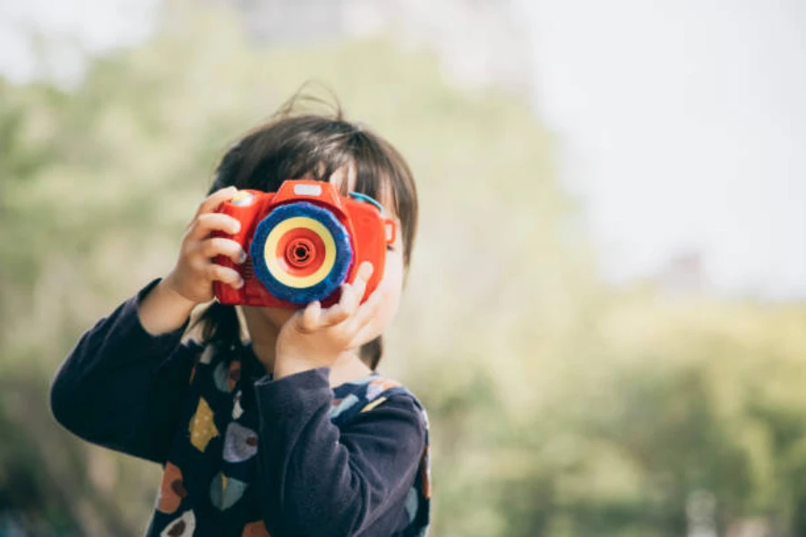 Criança tirando uma foto com uma câmera inteligente