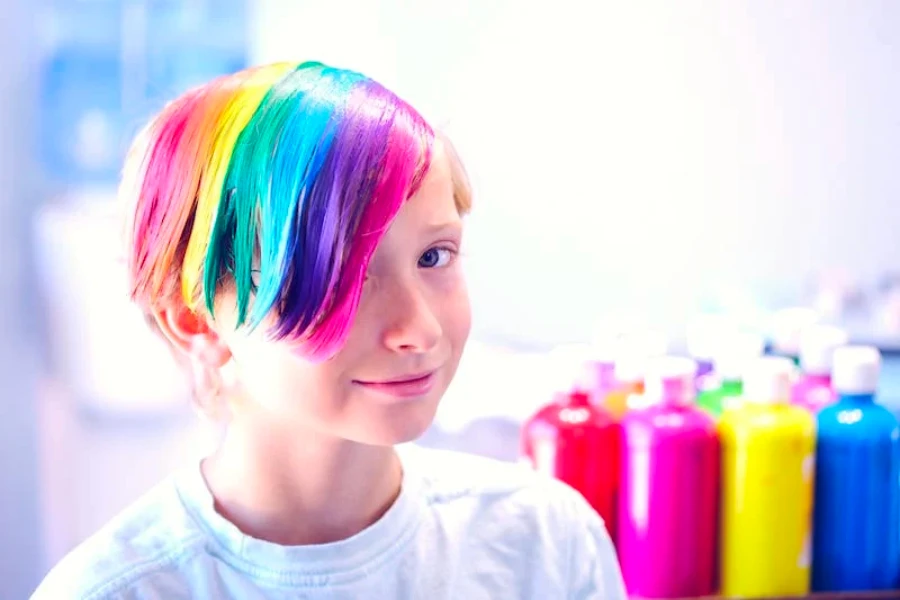 Enfant avec plusieurs couleurs de cheveux