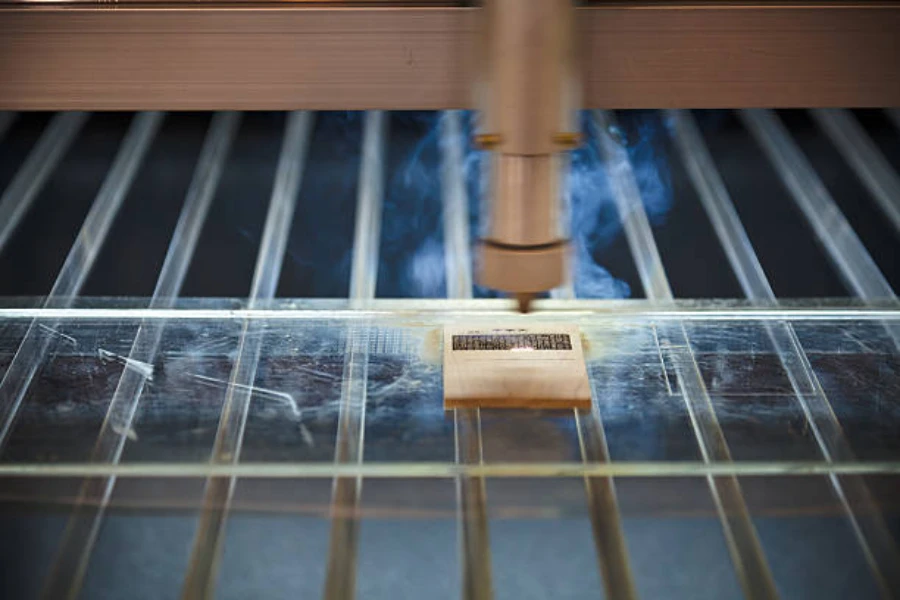 Close-up of laser machine découpage motif en bois