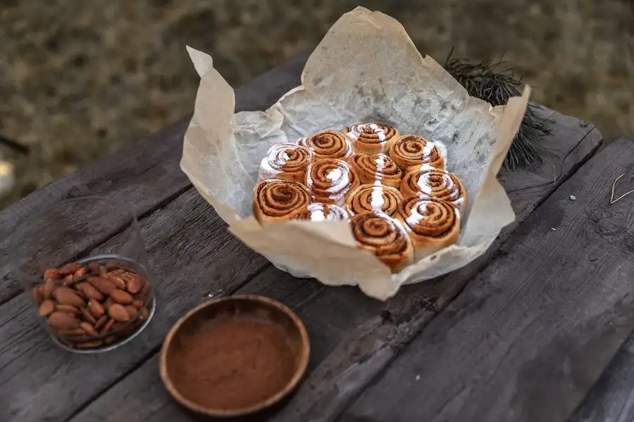 Deleite delicioso desembrulhado de um pacote de papel à prova de graxa