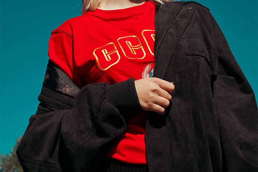 Chica con un top grunge rojo de los 90 y una chaqueta negra