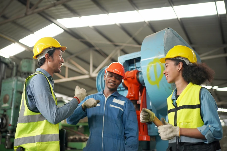 Trabalhadores felizes em uma fábrica