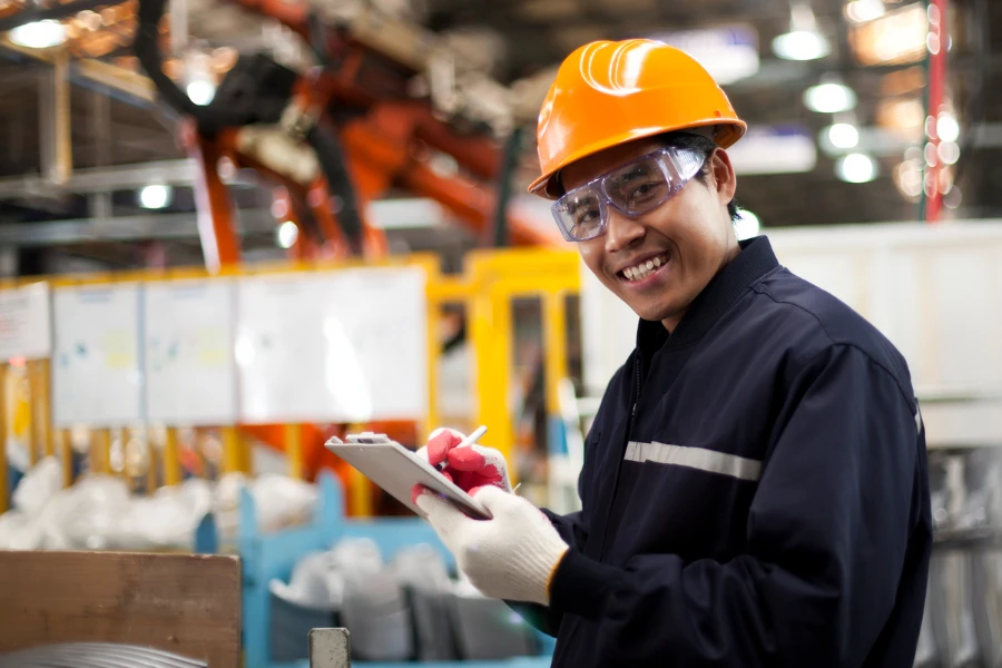 Ingegnere industriale in una fabbrica