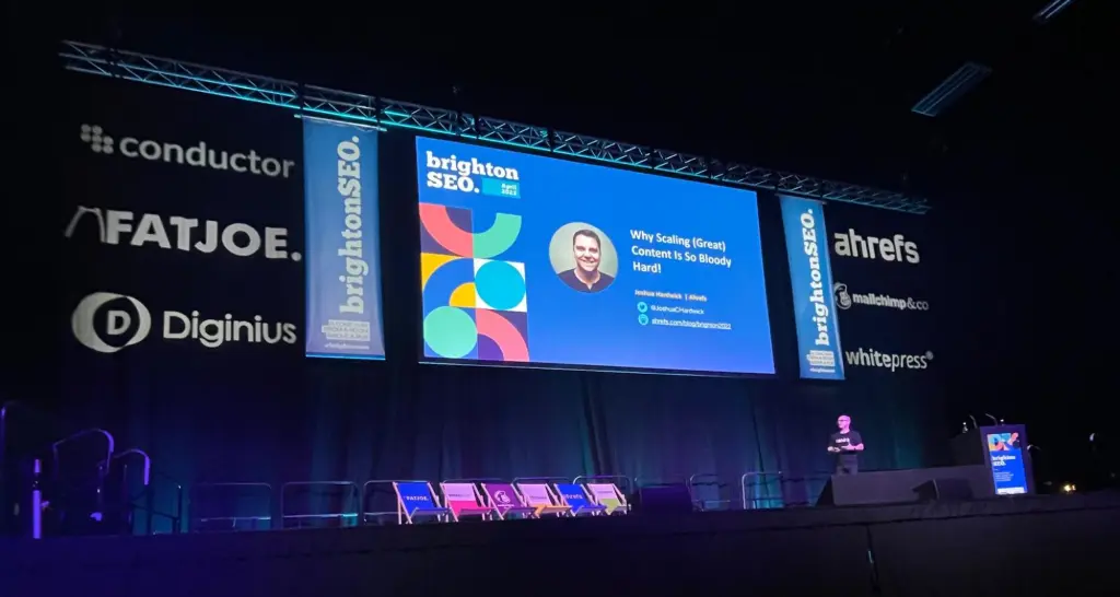 Josh da Ahrefs falando em BrightonSEO