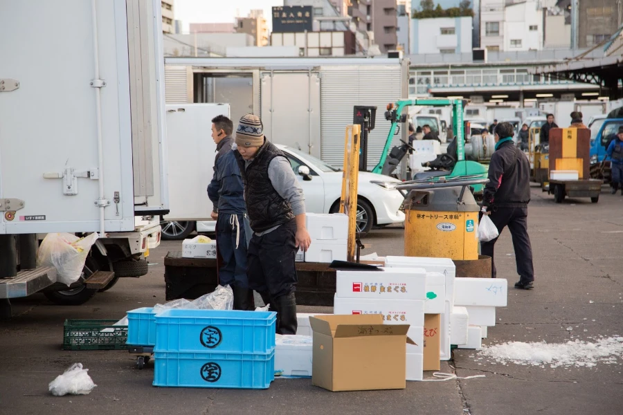 La livraison du dernier kilomètre implique souvent le chargement/déchargement des camions