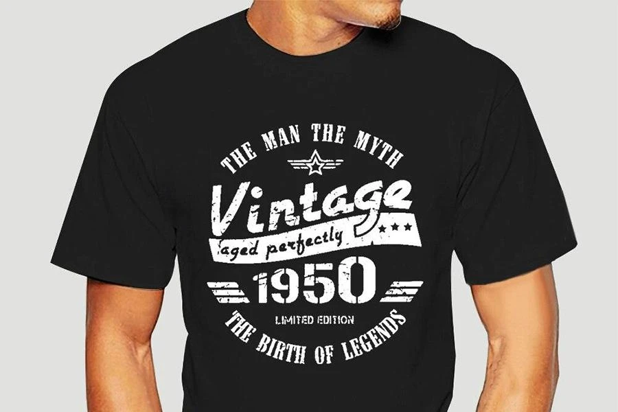 Hombre luciendo una camiseta negra retro/vintage