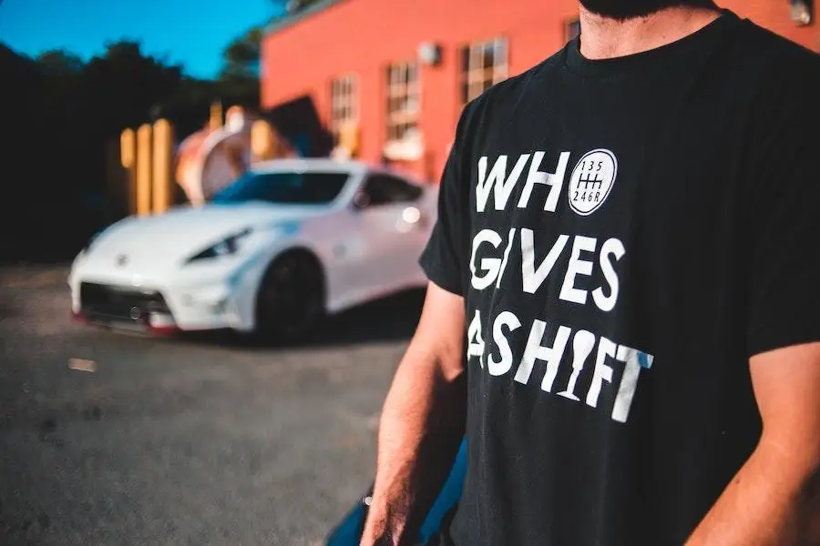 Homme portant un t-shirt noir avec des textes en gras