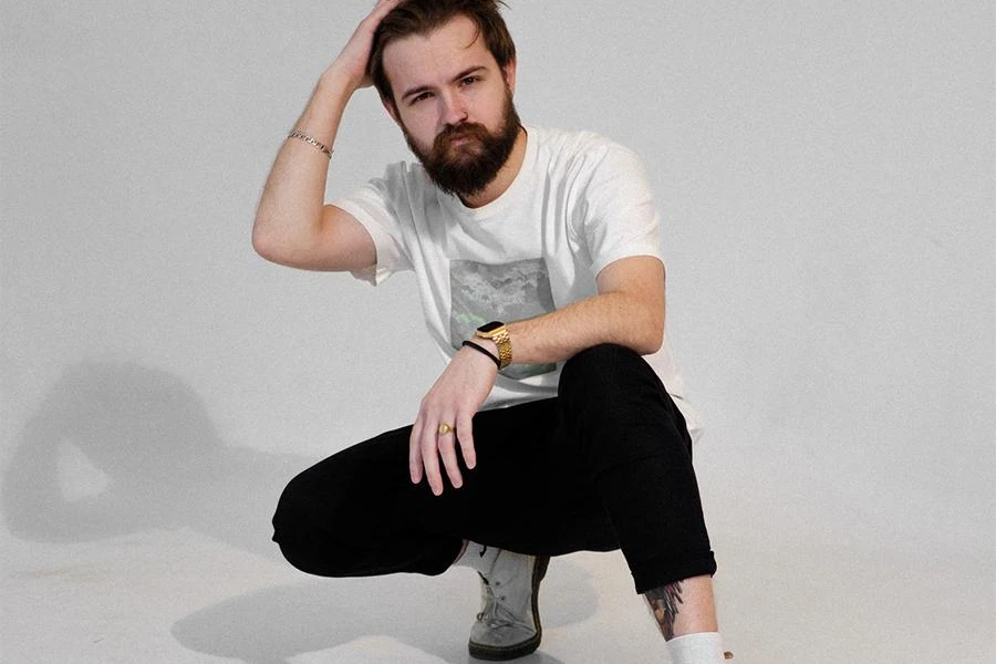 Hombre con una camiseta blanca de un solo color