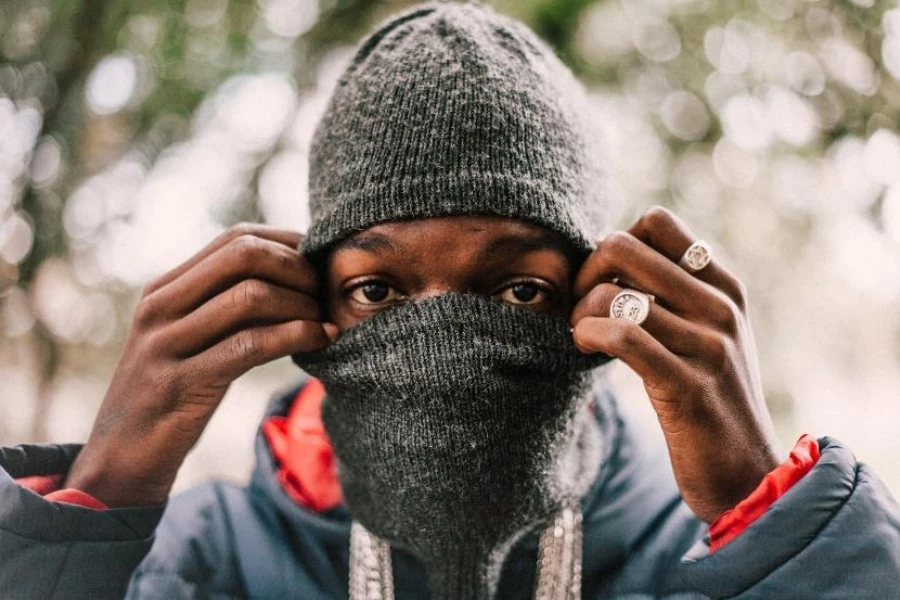 Uomo che indossa una maschera da sci in maglia grigia