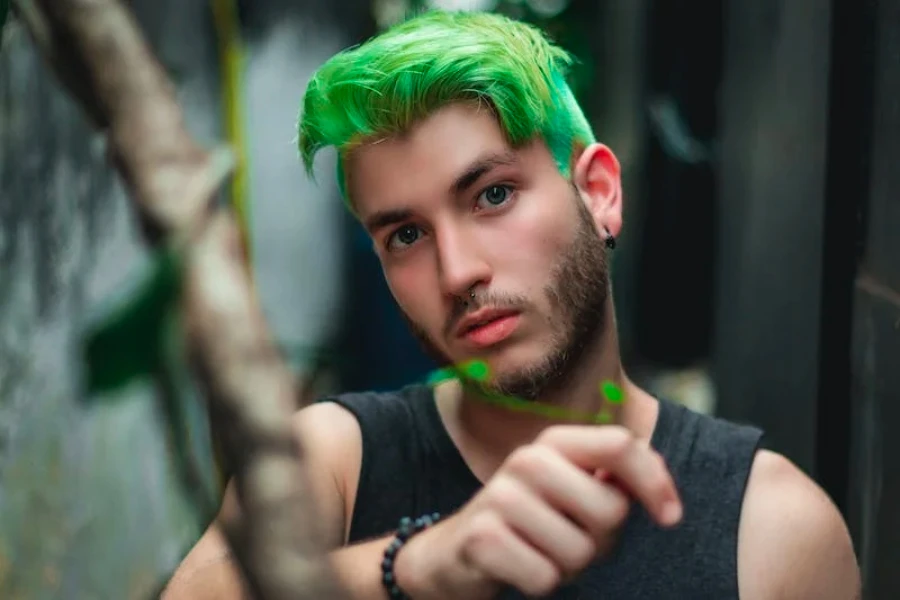 hombre con pelo verde