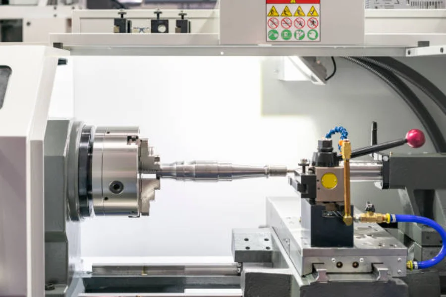 Acero metálico en una máquina de torneado de torno CNC