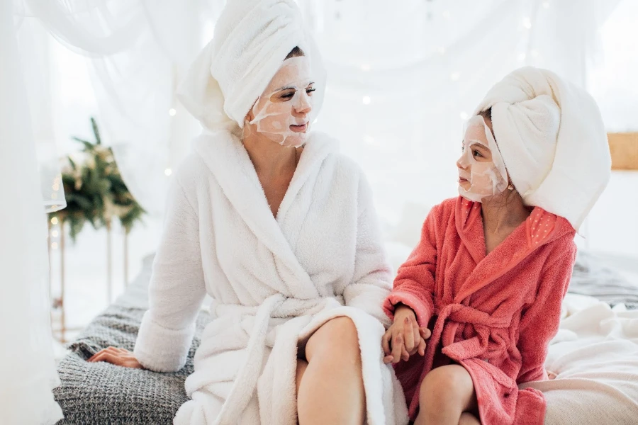 Mutter und Tochter tragen Gesichtsmasken