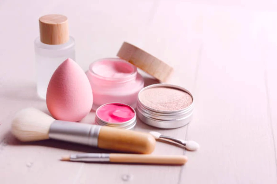 Trucco rosa multiuso con strumenti di applicazione