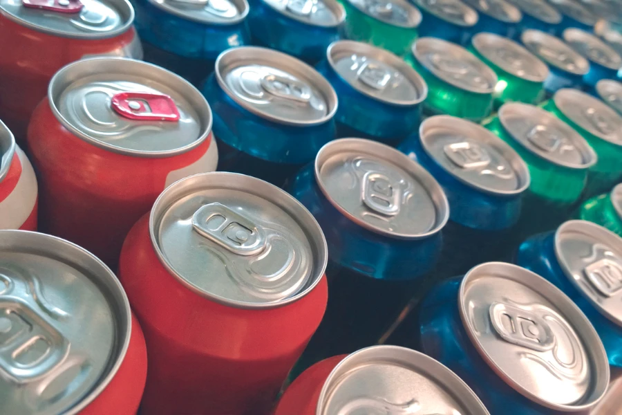 Filas de latas de metal con refresco