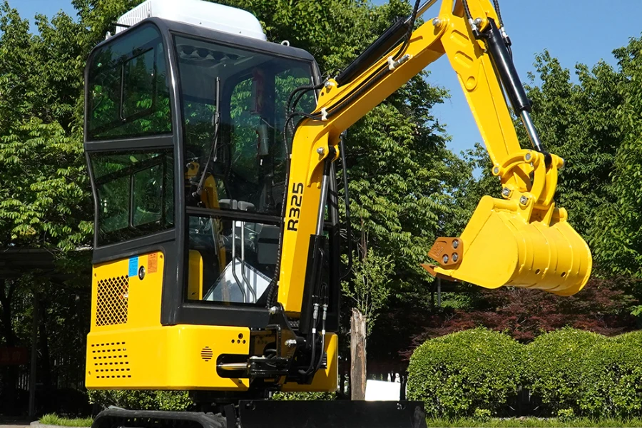 The 1.5 ton R325 mini excavator with air-conditioning