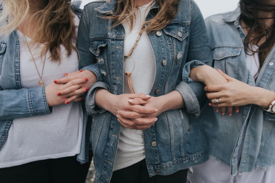 Tiga wanita mengenakan jaket denim serba guna