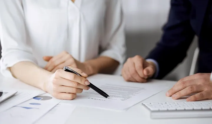 dos personas revisando el proceso de escritura comercial