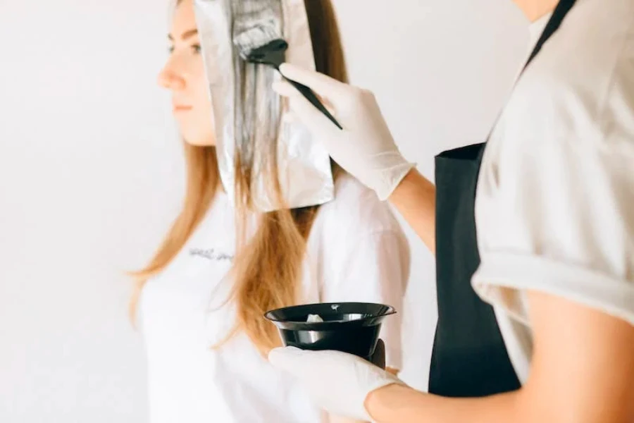 Mujer tiñendo su cabello profesionalmente