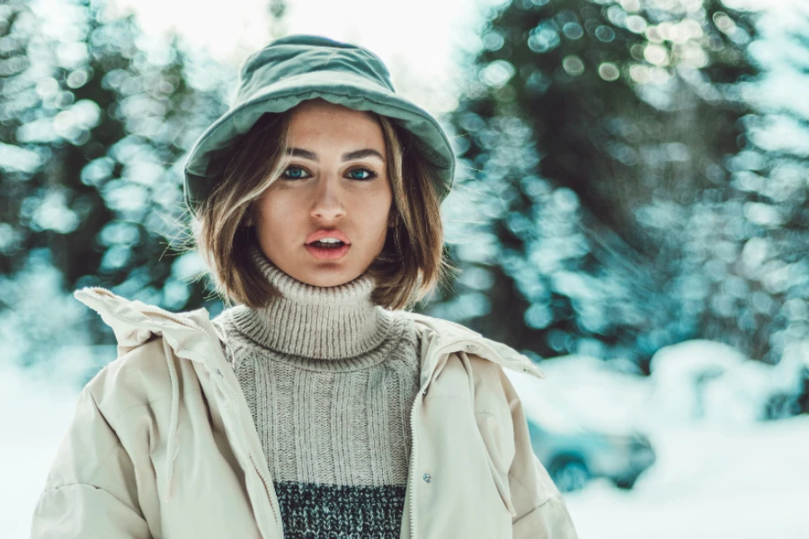 mujer, en, verde, invierno, sombrero del cubo