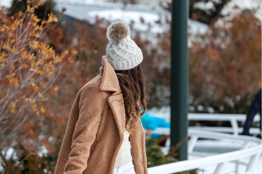 mujer, en, punto, invierno, pompón, sombrero