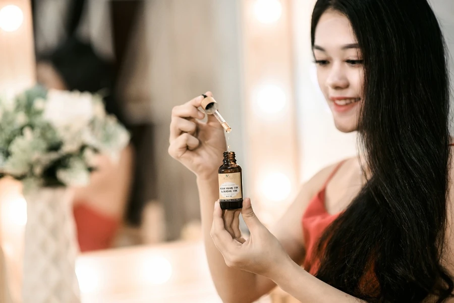 Mujer usando aceite para el cabello