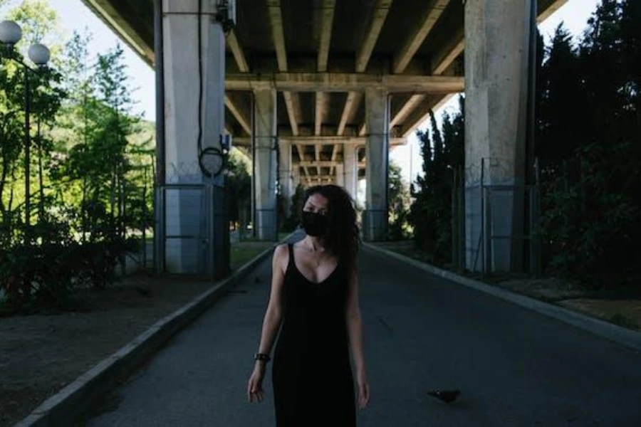 mujer con vestido de tirantes negro