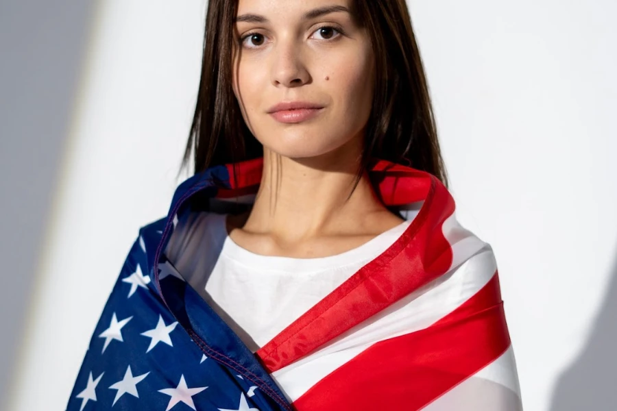 Mulher com uma bandeira americana