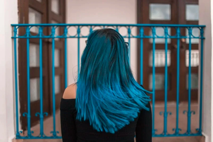 Mujer con cabello largo color azul