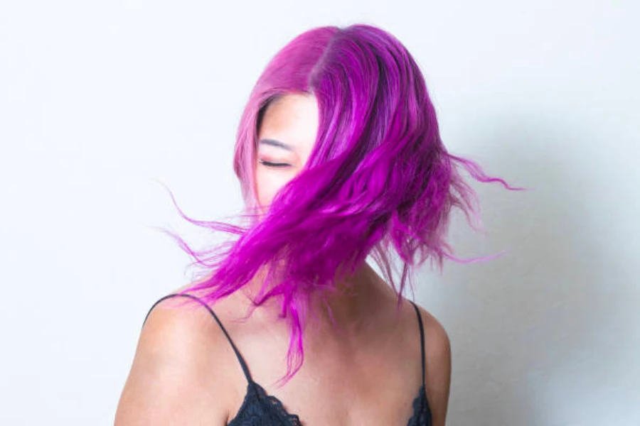 Mulher com cor de cabelo roxo