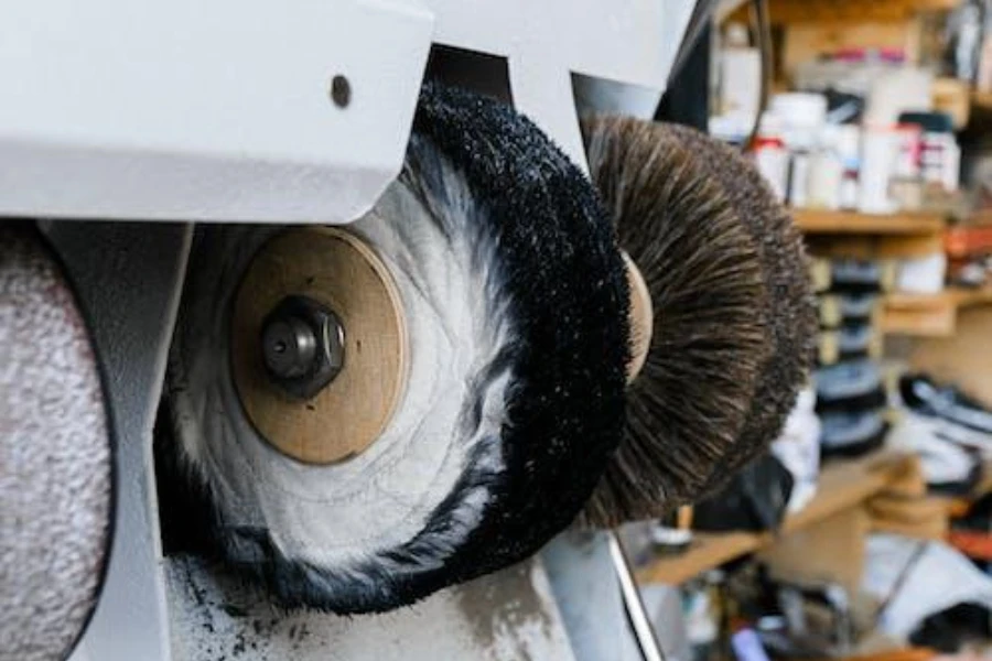 Une encolleuse à brosse