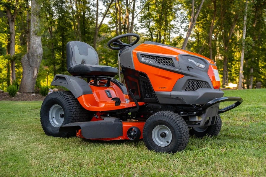 une tondeuse à gazon mini tracteur