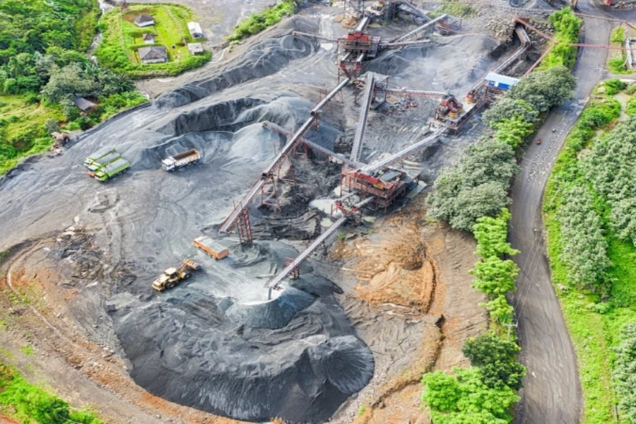 Vista aérea do equipamento de mineração pesada no local