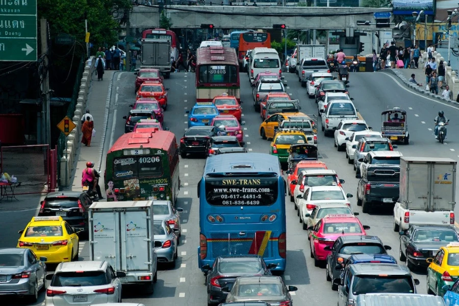 Luftaufnahme von Fahrzeugen auf der Nationalstraße Thailands