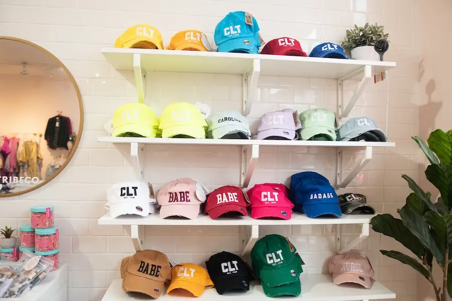 Gorras de béisbol con diferentes colores y diseños.