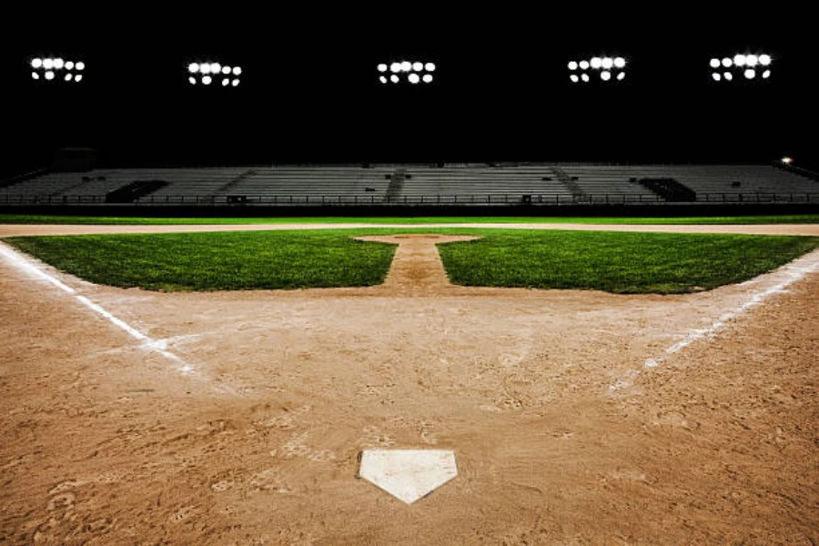 Estadio de béisbol por la noche con luces brillantes encendidas