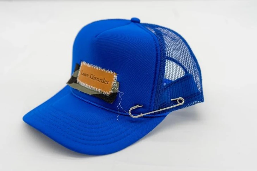 Gorra trucker de espuma azul con logo desgastado