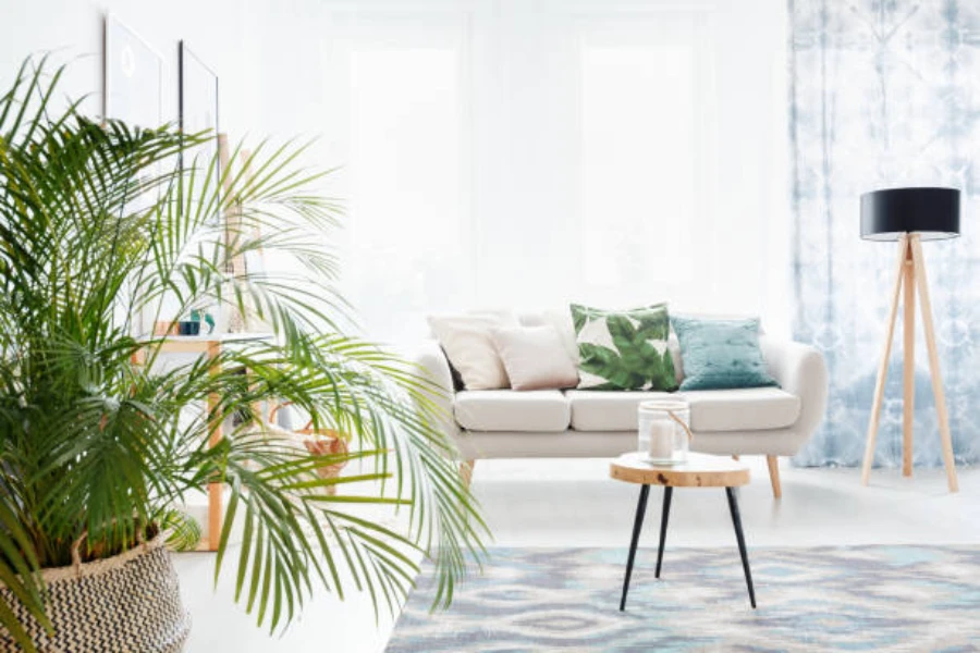 Chambre style Boho avec décoration lumineuse et lampadaire en bois