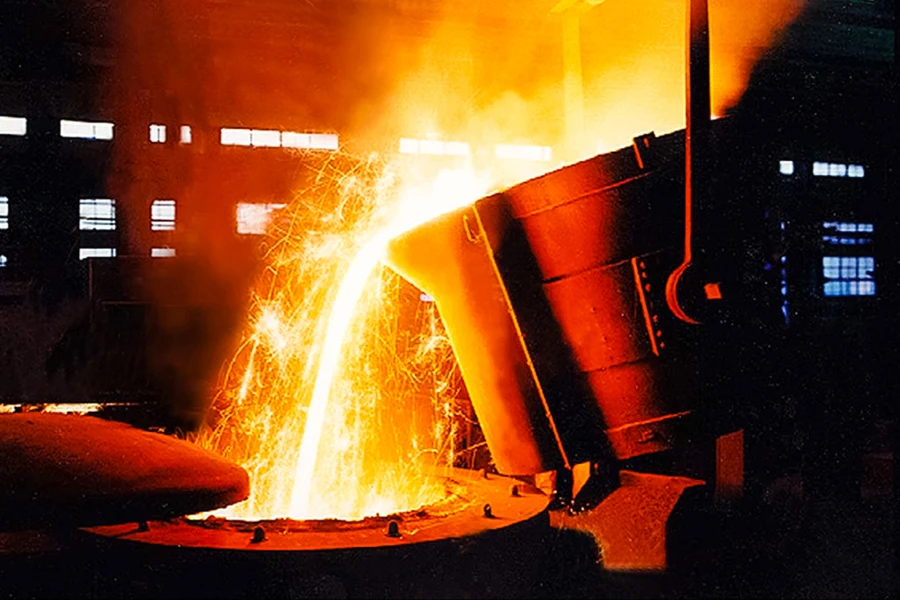 Schüssel mit geschmolzenem Metall in einem Stahlwerk