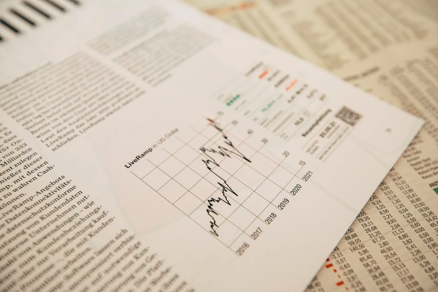 Jornal diário exibindo gráfico do mercado de ações