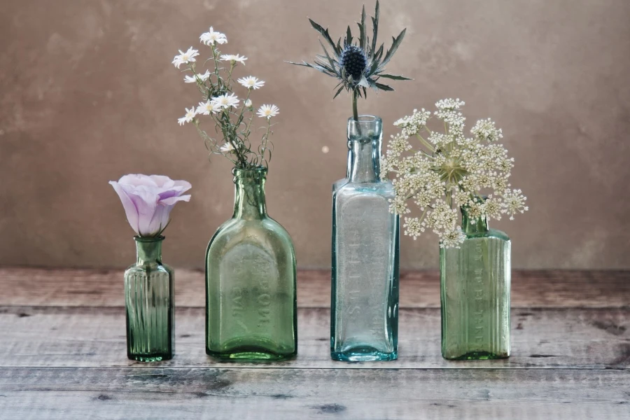 Quatre vases en verre avec des fleurs