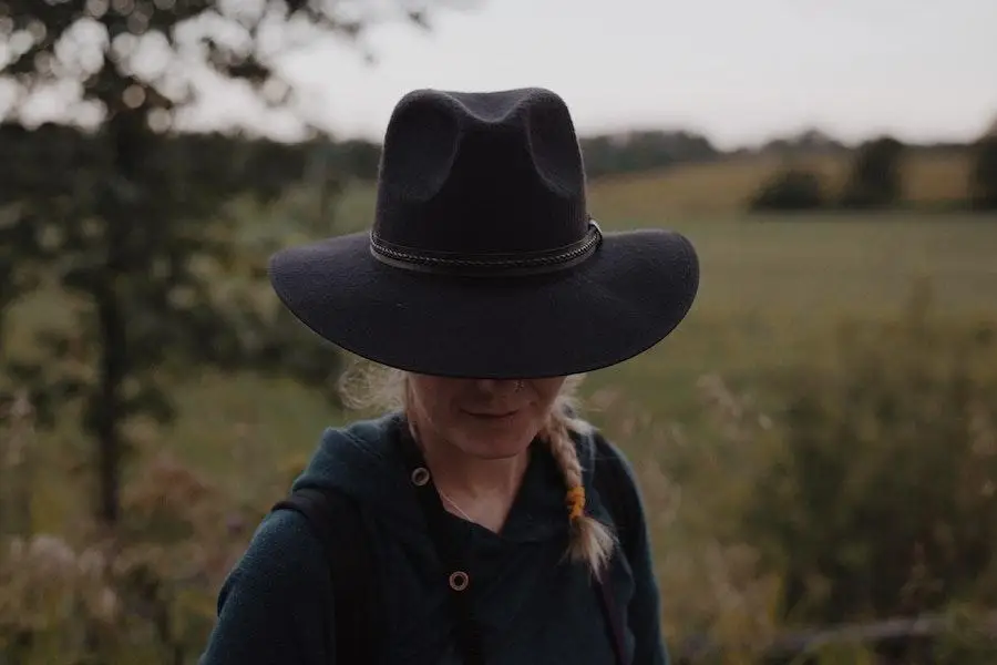 Señora con un sombrero negro con pliegues mixtos de Montana