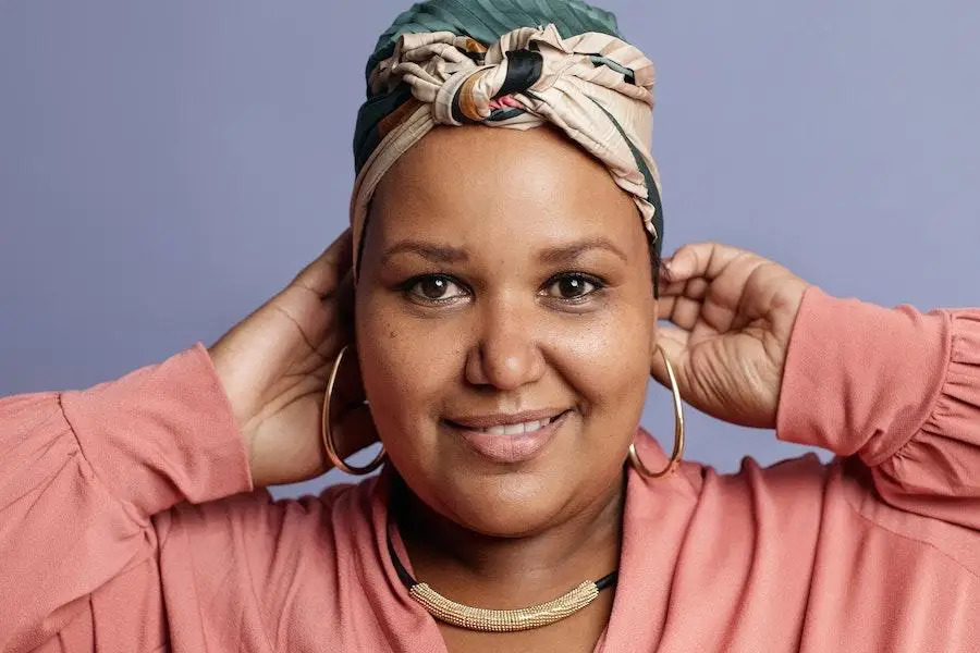 Lady wearing a scarf headband